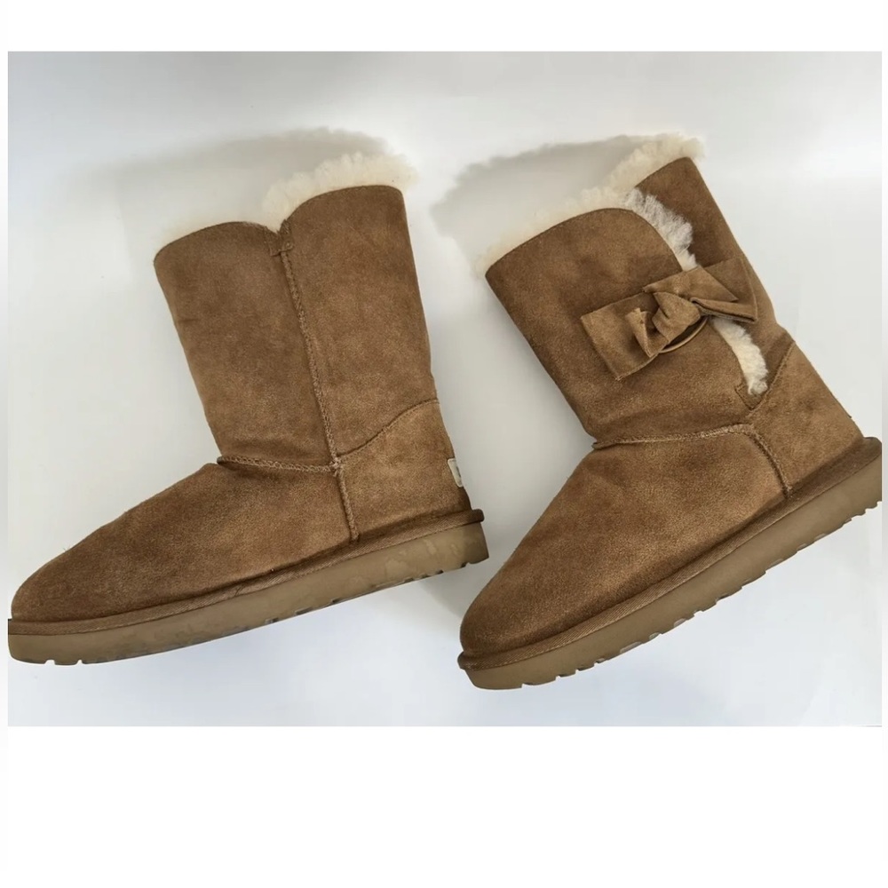 UGG Daelynn Short Bow Suede Chestnut Winter Boots